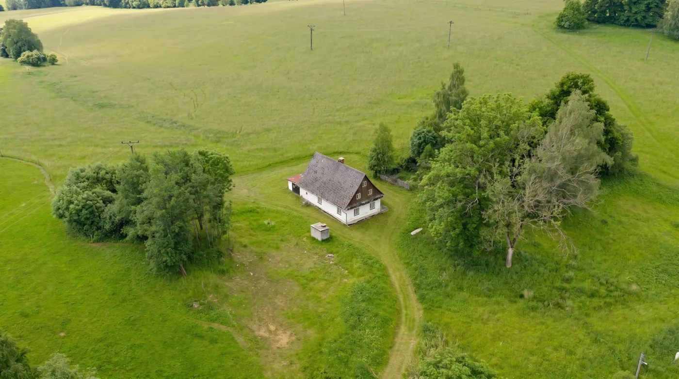 Letecký pohled na pozemek v rozlehlé louce