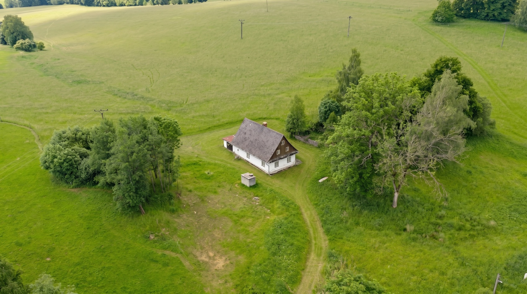Letecký pohled na pozemek v rozlehlé louce