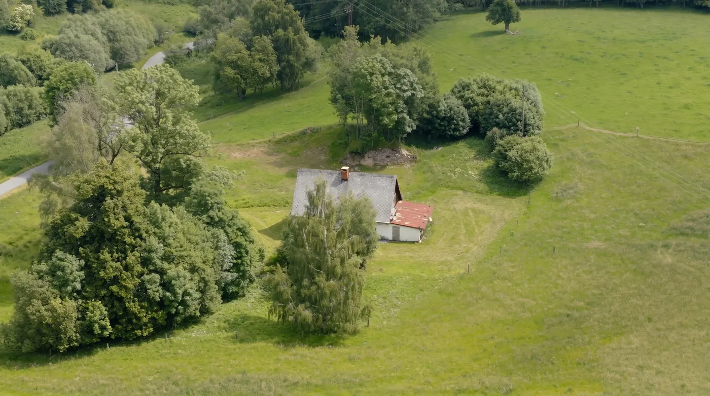 Letecký pohled na pozemek a okolní louky
