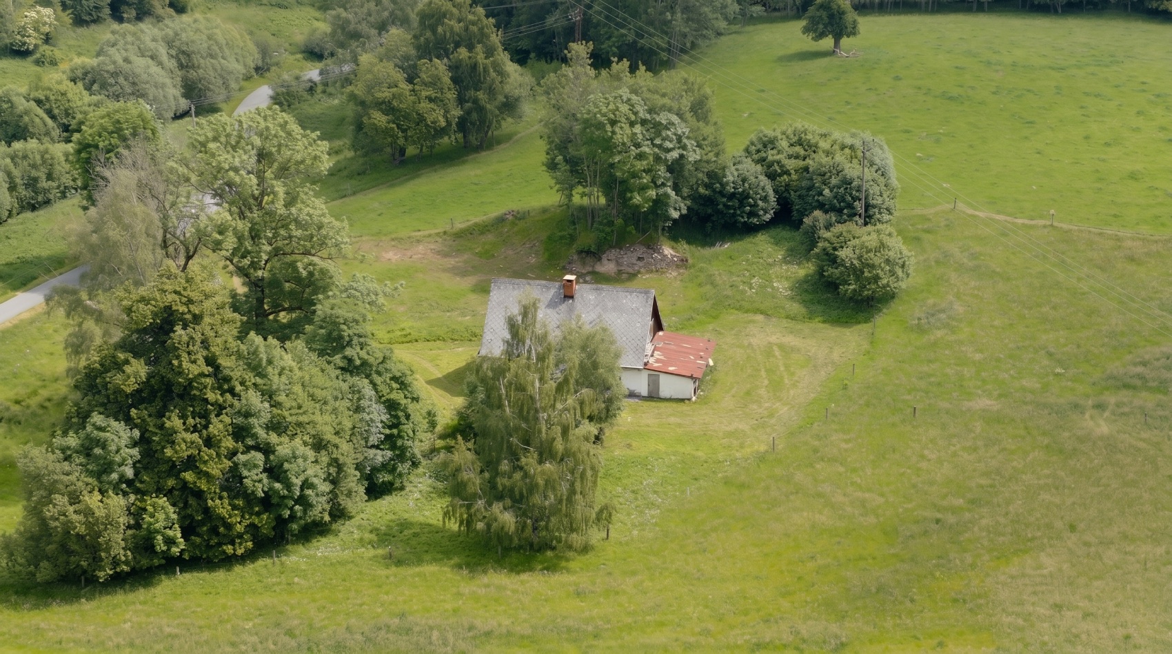 Letecký pohled na pozemek a okolní louky