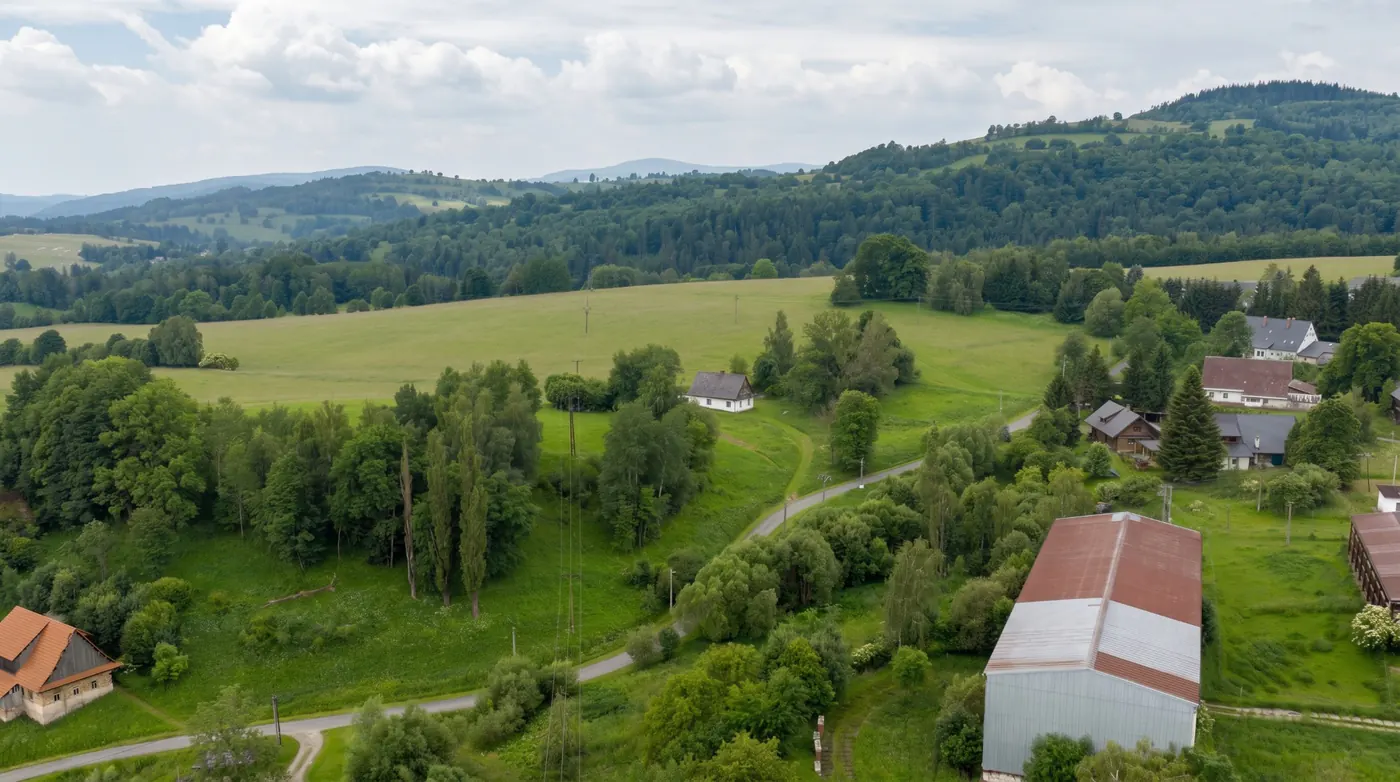 Letecký pohled na konec dědiny a kopce
