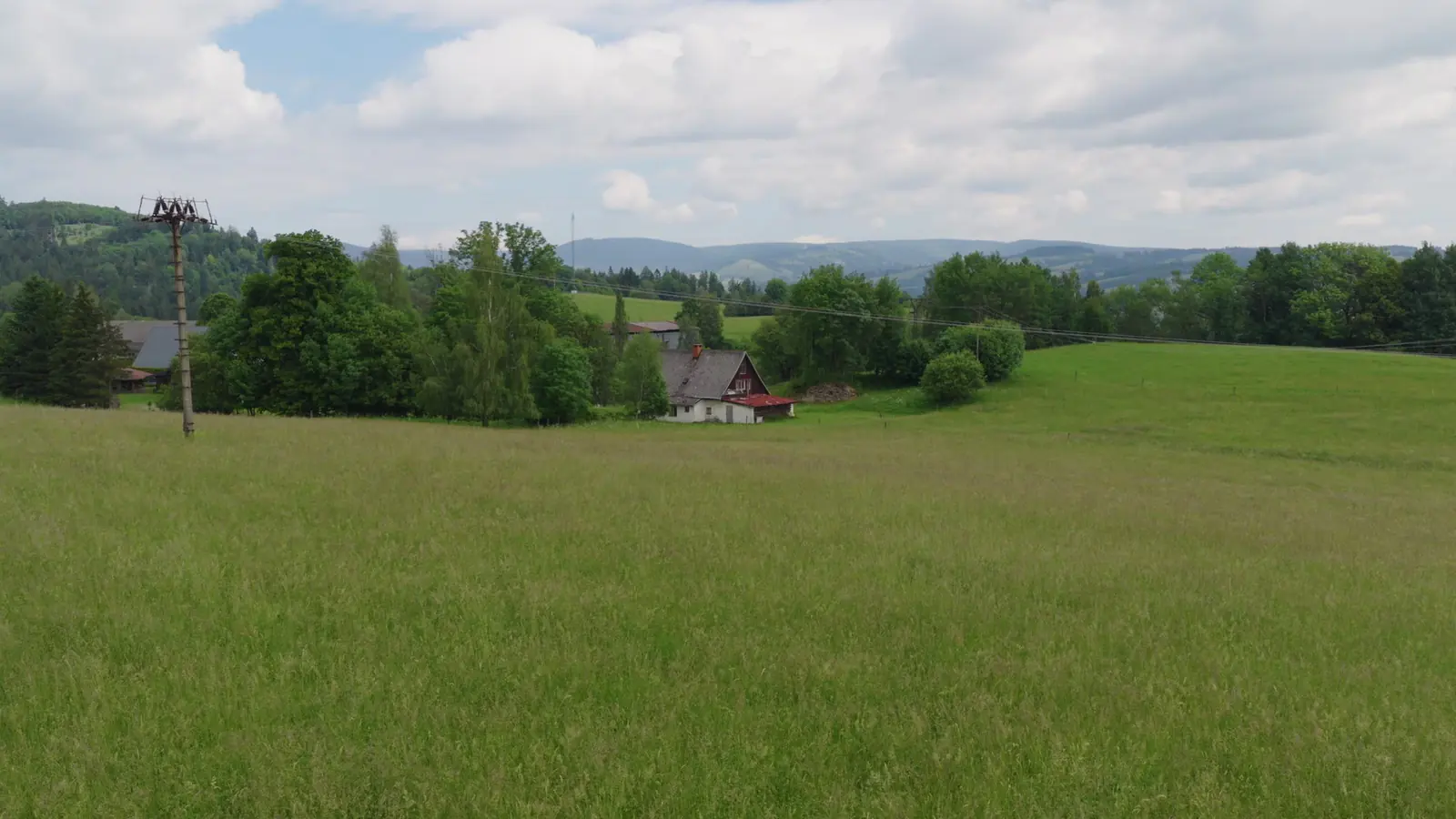 Letecký pohled na pozemek na konci dědiny v Chrasticích se 180° výhledem do kopců