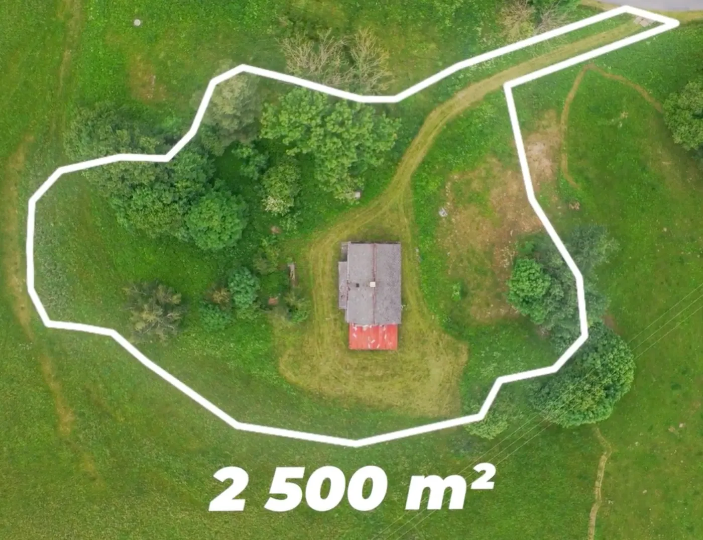 Letecký pohled s vyznačenou hranicí pozemku 2 500 m²