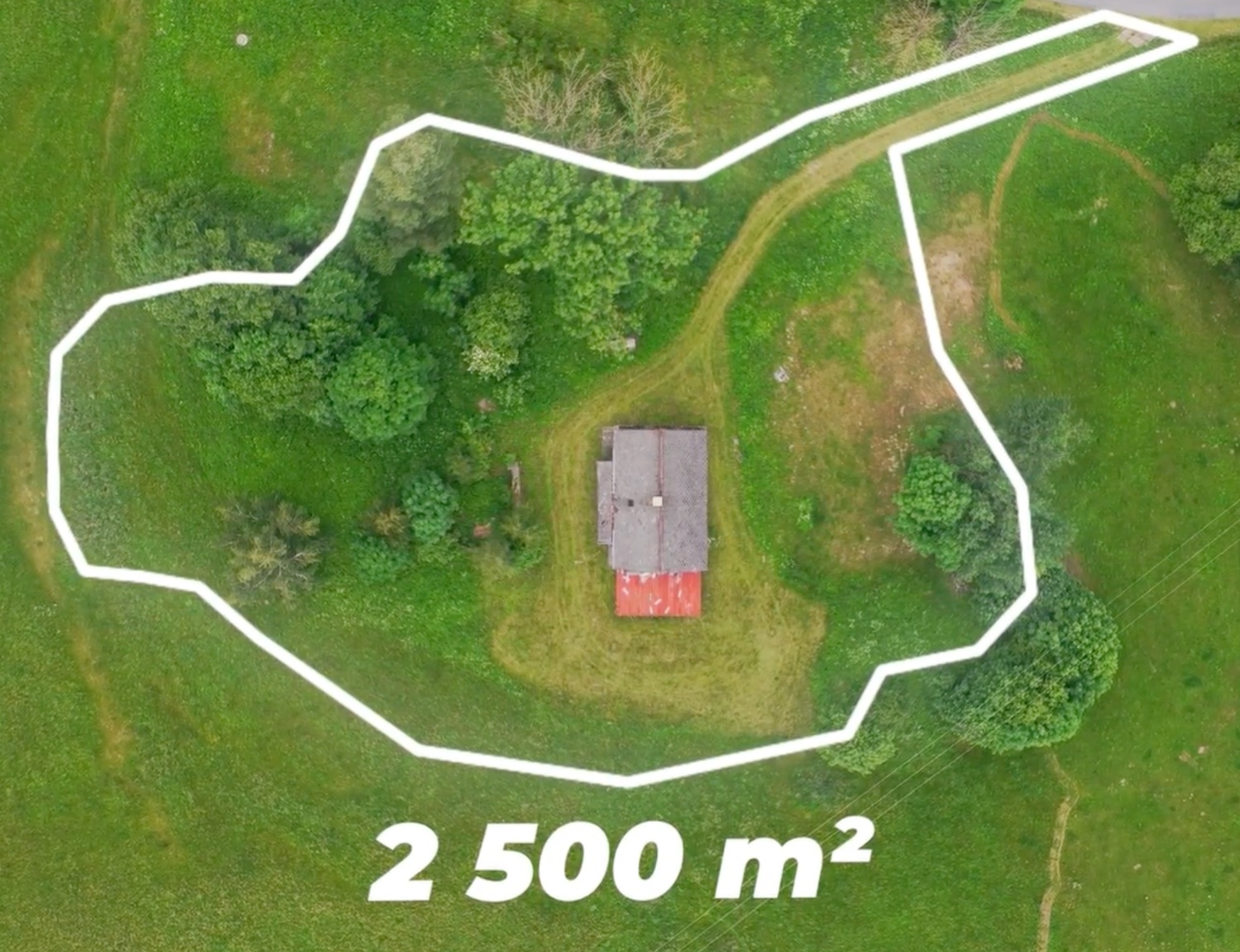 Letecký pohled s vyznačenou hranicí pozemku 2 500 m²