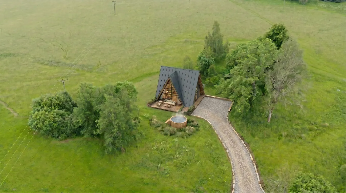 Vizualizace A-frame chaty s prosklenou čelní stěnou