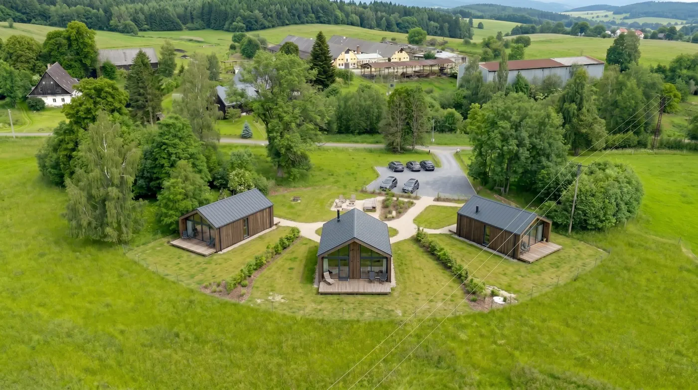 Vizualizace tří designových glamping chatek na pozemku