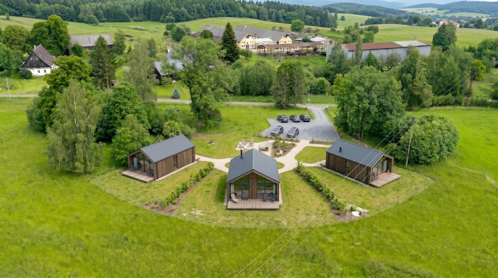 Vizualizace tří designových glamping chatek na pozemku