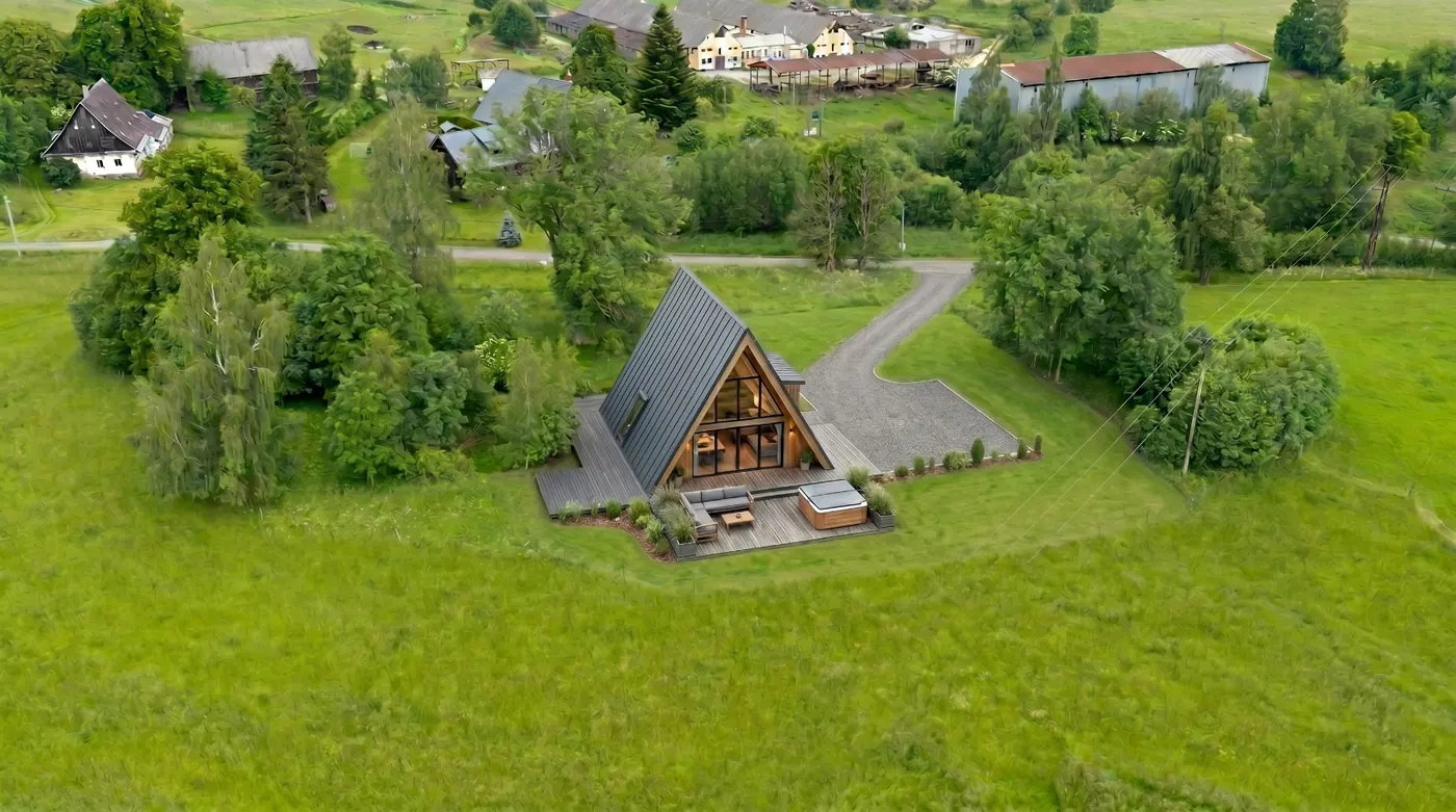 Vizualizace A-frame chaty s parkováním